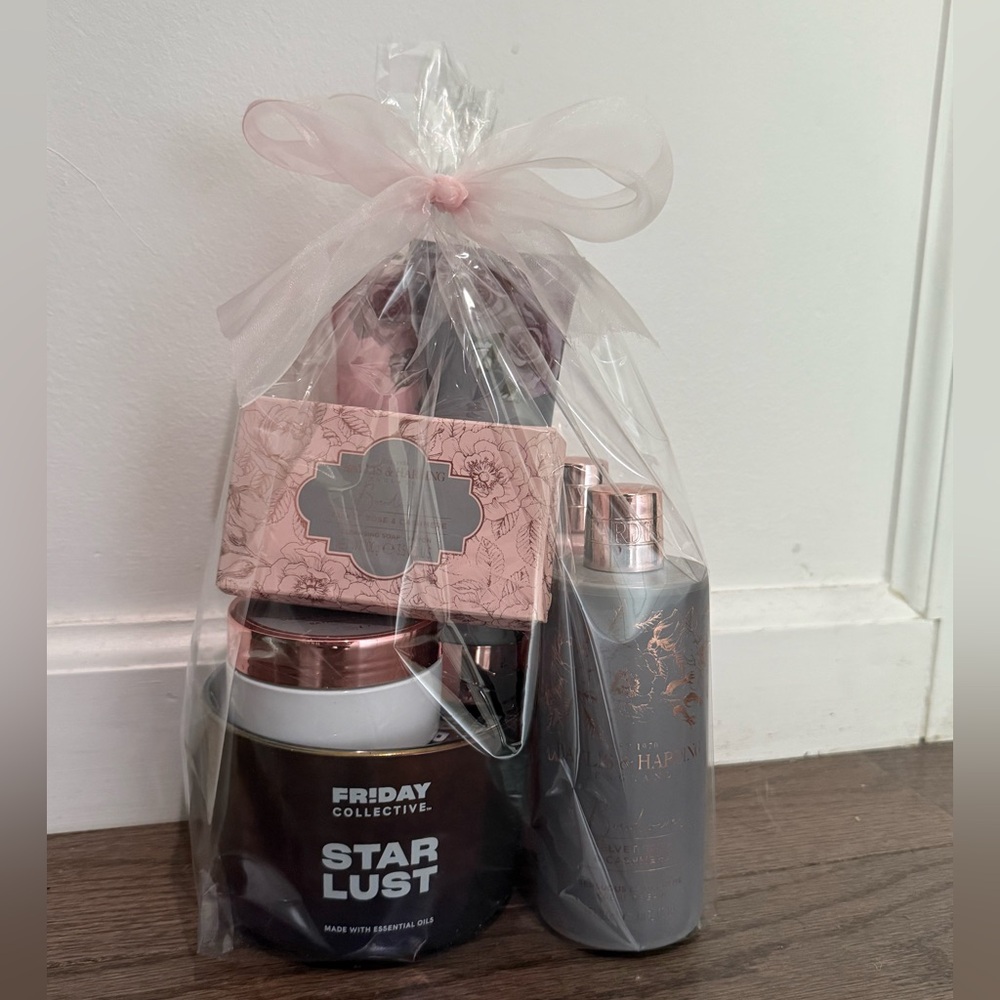 Baylis and Harding Boudoire Velvet Rose & Cashmere Ultimate Bathing Gift Set